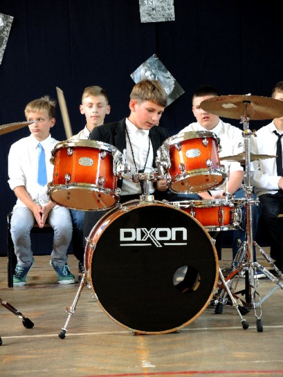 Uroczystość z muzycznymi gwiazdami  światowej sławy w PSP nr 8