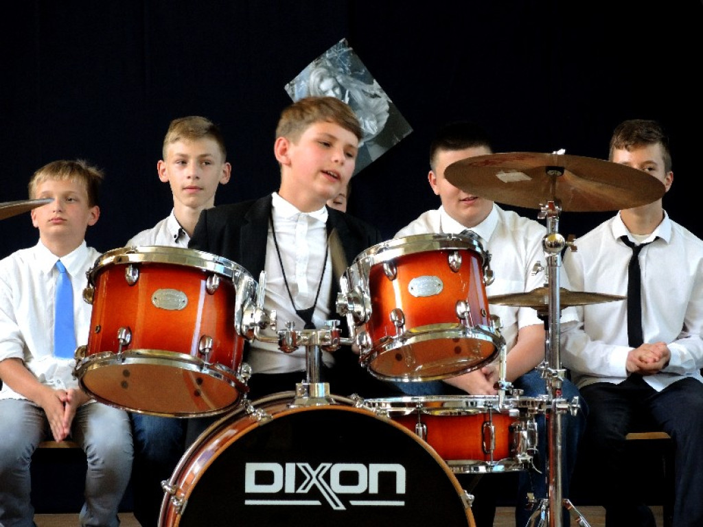 Uroczystość z muzycznymi gwiazdami  światowej sławy w PSP nr 8