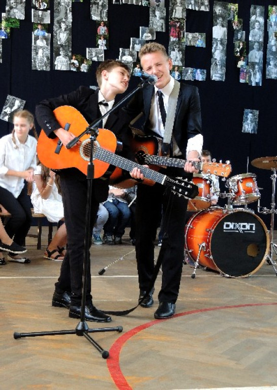 Uroczystość z muzycznymi gwiazdami  światowej sławy w PSP nr 8