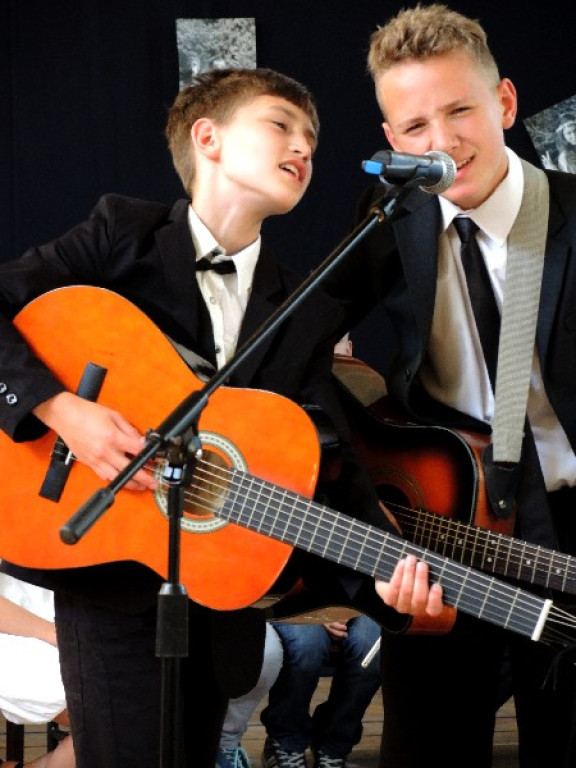 Uroczystość z muzycznymi gwiazdami  światowej sławy w PSP nr 8