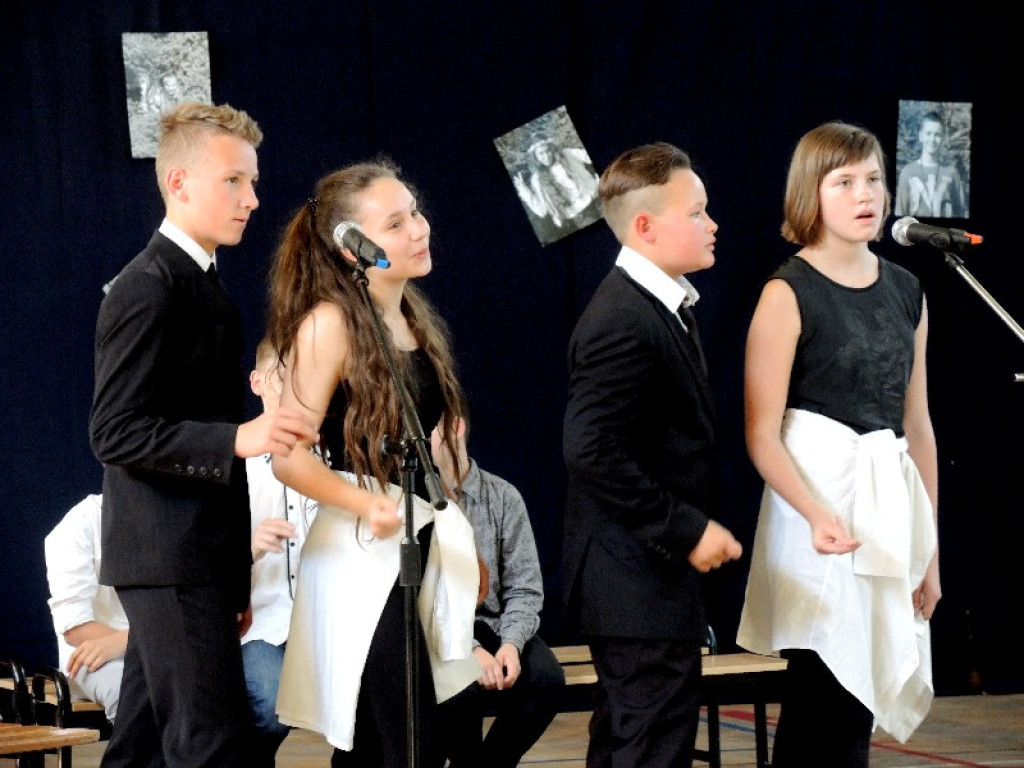 Uroczystość z muzycznymi gwiazdami  światowej sławy w PSP nr 8