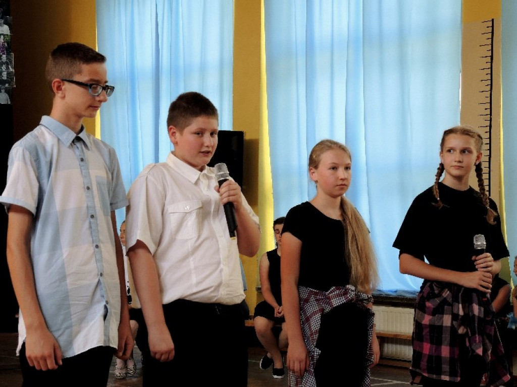 Uroczystość z muzycznymi gwiazdami  światowej sławy w PSP nr 8