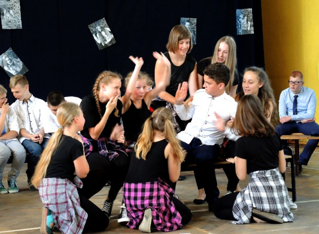 Uroczystość z muzycznymi gwiazdami  światowej sławy w PSP nr 8