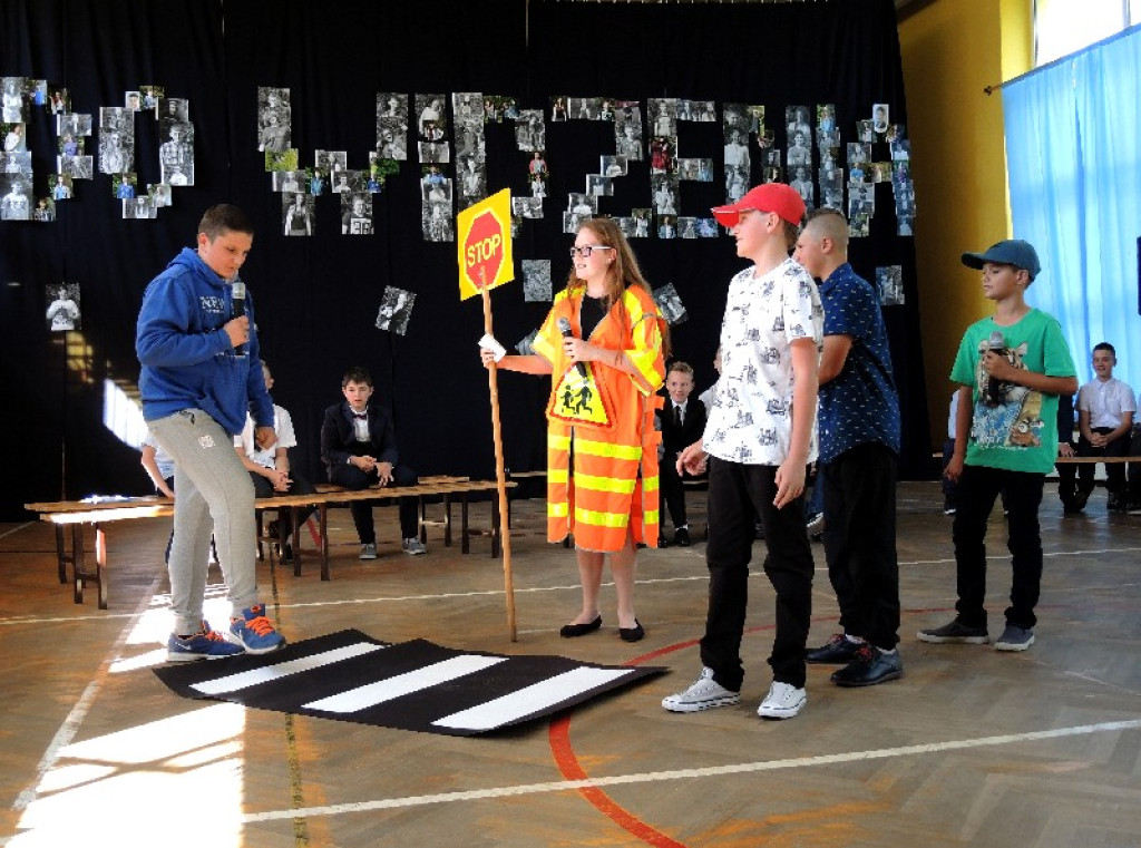 Uroczystość z muzycznymi gwiazdami  światowej sławy w PSP nr 8