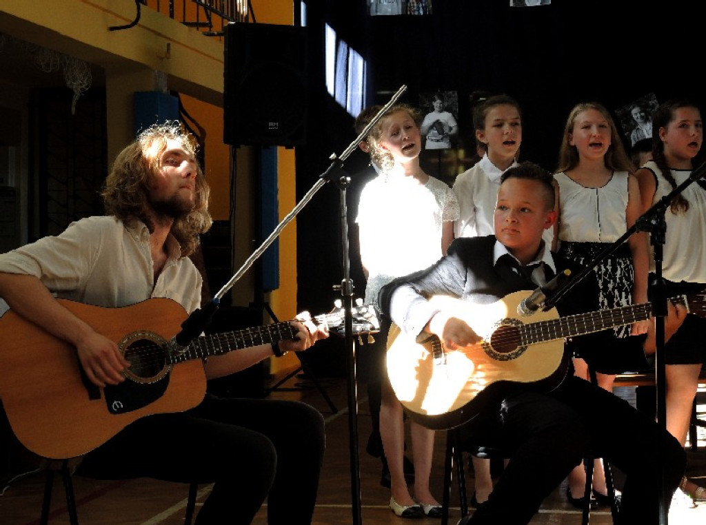 Uroczystość z muzycznymi gwiazdami  światowej sławy w PSP nr 8