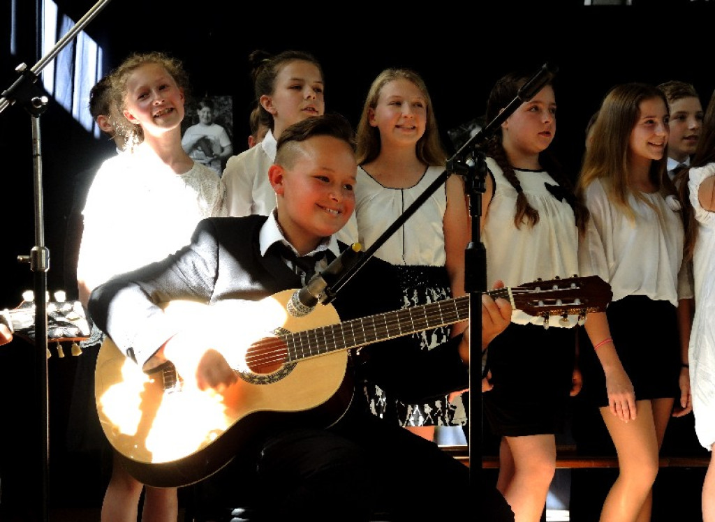 Uroczystość z muzycznymi gwiazdami  światowej sławy w PSP nr 8