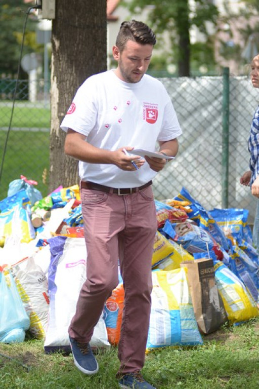 W Grodkowie zbierali karmę dla zwierząt