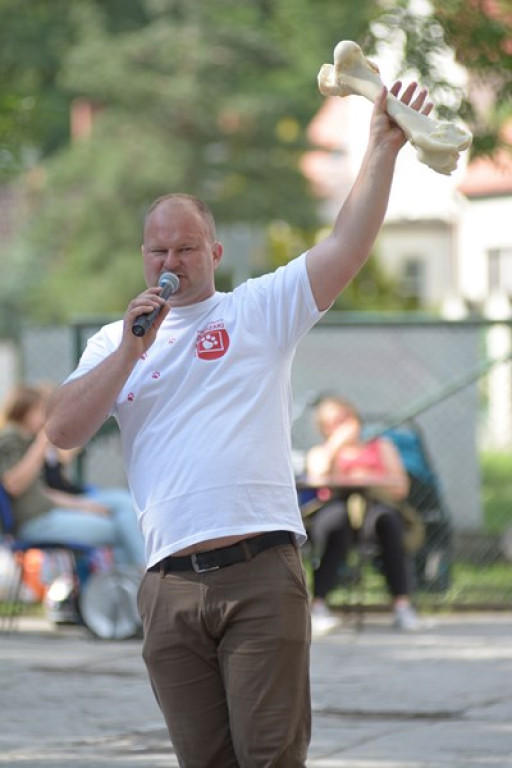 W Grodkowie zbierali karmę dla zwierząt