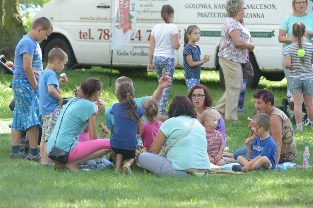 W Grodkowie zbierali karmę dla zwierząt