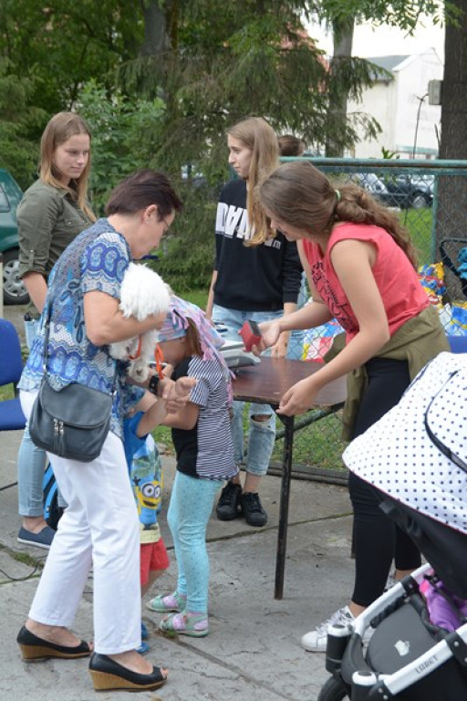 W Grodkowie zbierali karmę dla zwierząt