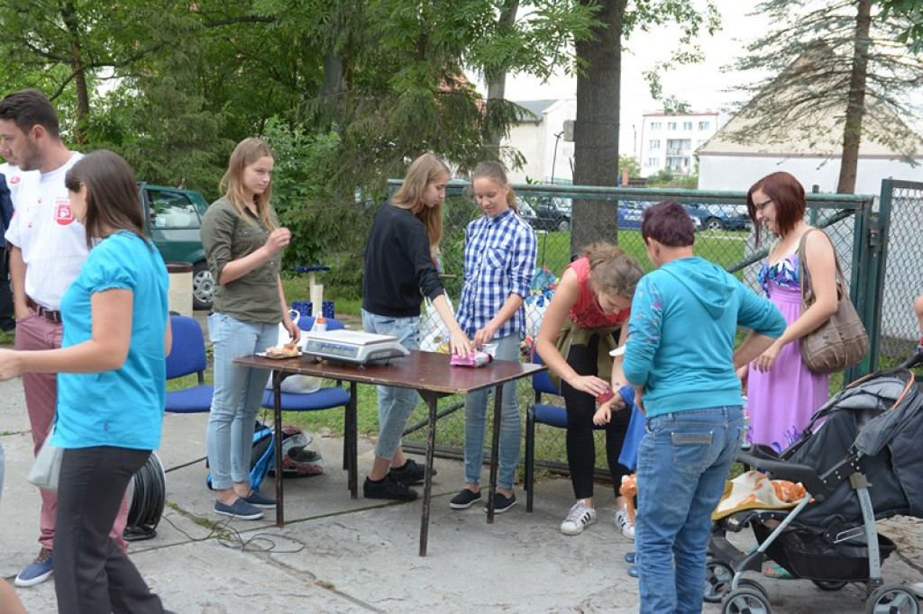 W Grodkowie zbierali karmę dla zwierząt