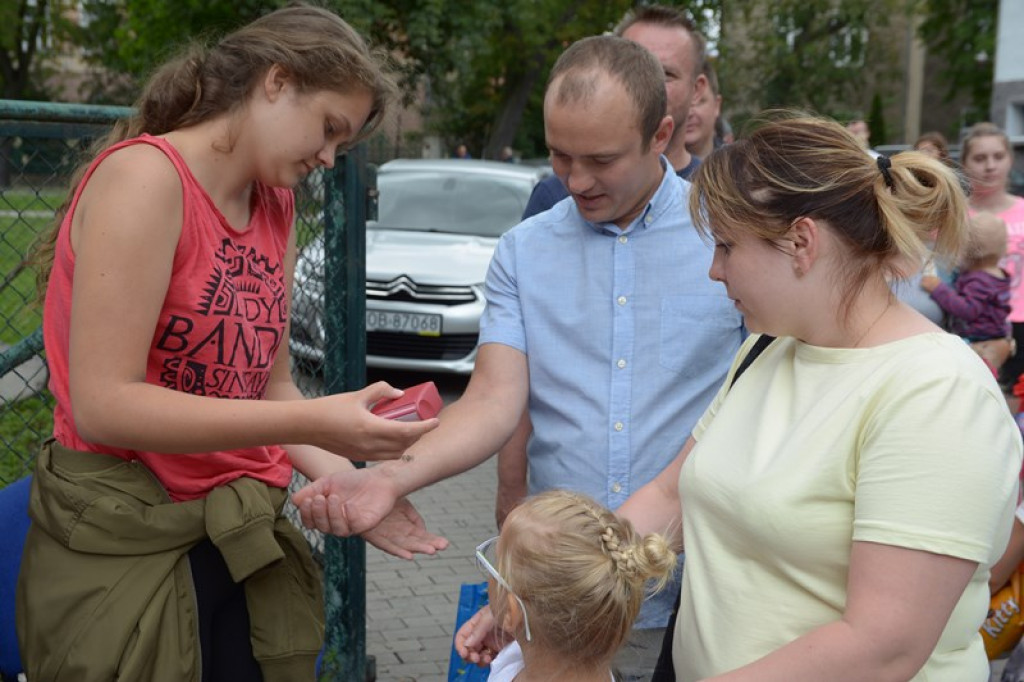 W Grodkowie zbierali karmę dla zwierząt
