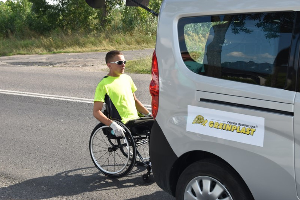 Dookoła Polski na wózku inwalidzkim. Adrian Beściak dotarł do Brzegu
