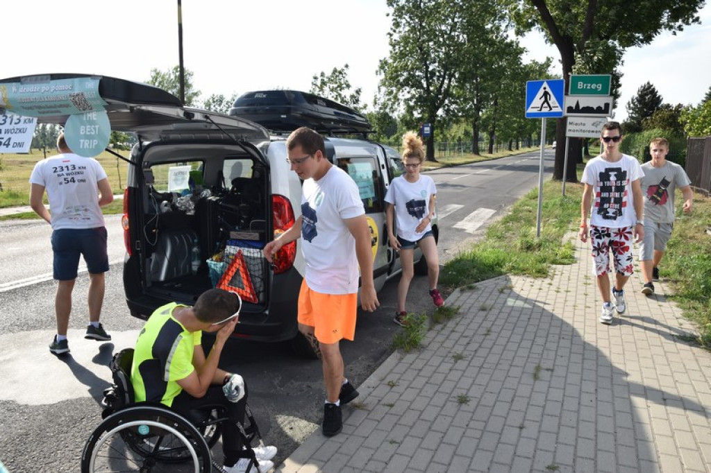 Dookoła Polski na wózku inwalidzkim. Adrian Beściak dotarł do Brzegu