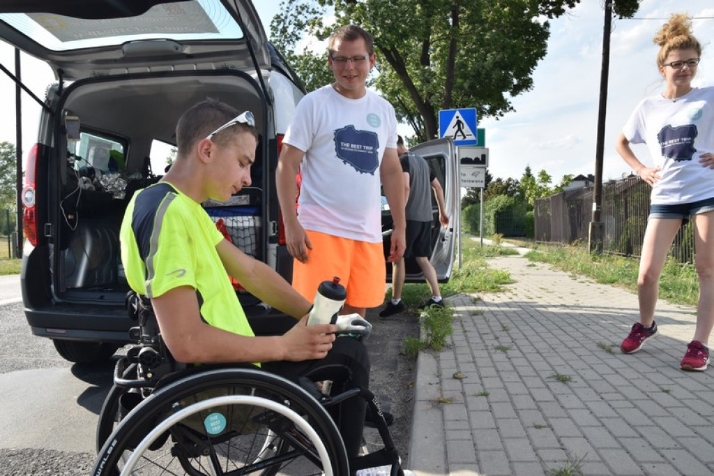Dookoła Polski na wózku inwalidzkim. Adrian Beściak dotarł do Brzegu