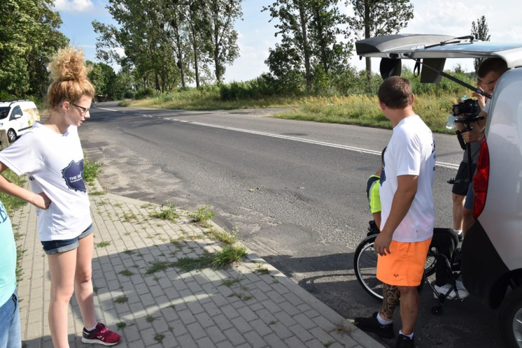 Dookoła Polski na wózku inwalidzkim. Adrian Beściak dotarł do Brzegu