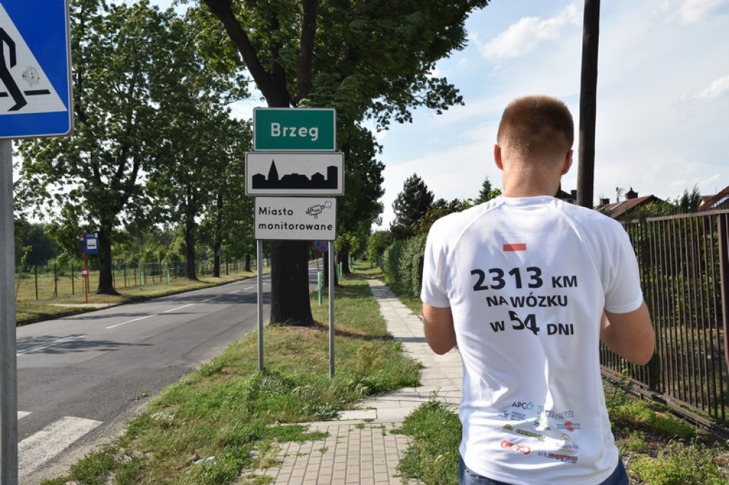 Dookoła Polski na wózku inwalidzkim. Adrian Beściak dotarł do Brzegu