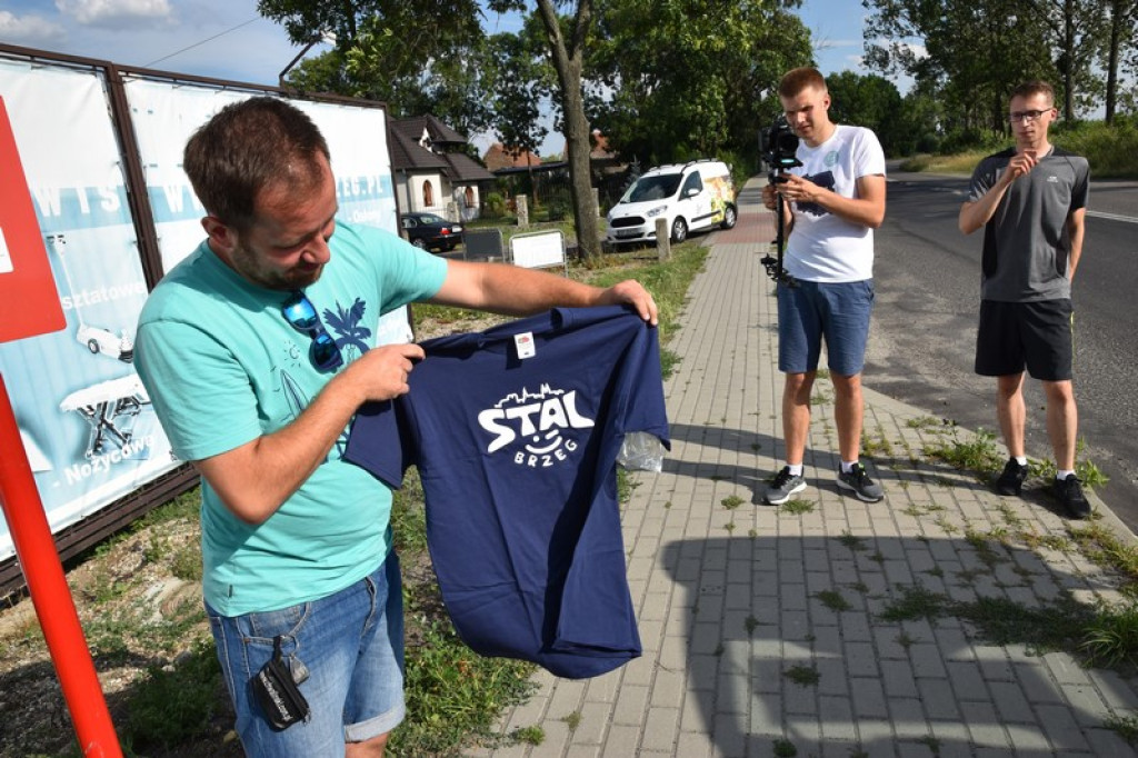 Dookoła Polski na wózku inwalidzkim. Adrian Beściak dotarł do Brzegu