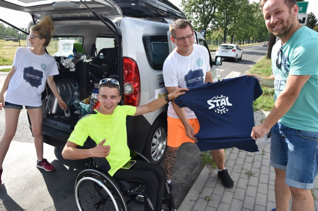 Dookoła Polski na wózku inwalidzkim. Adrian Beściak dotarł do Brzegu