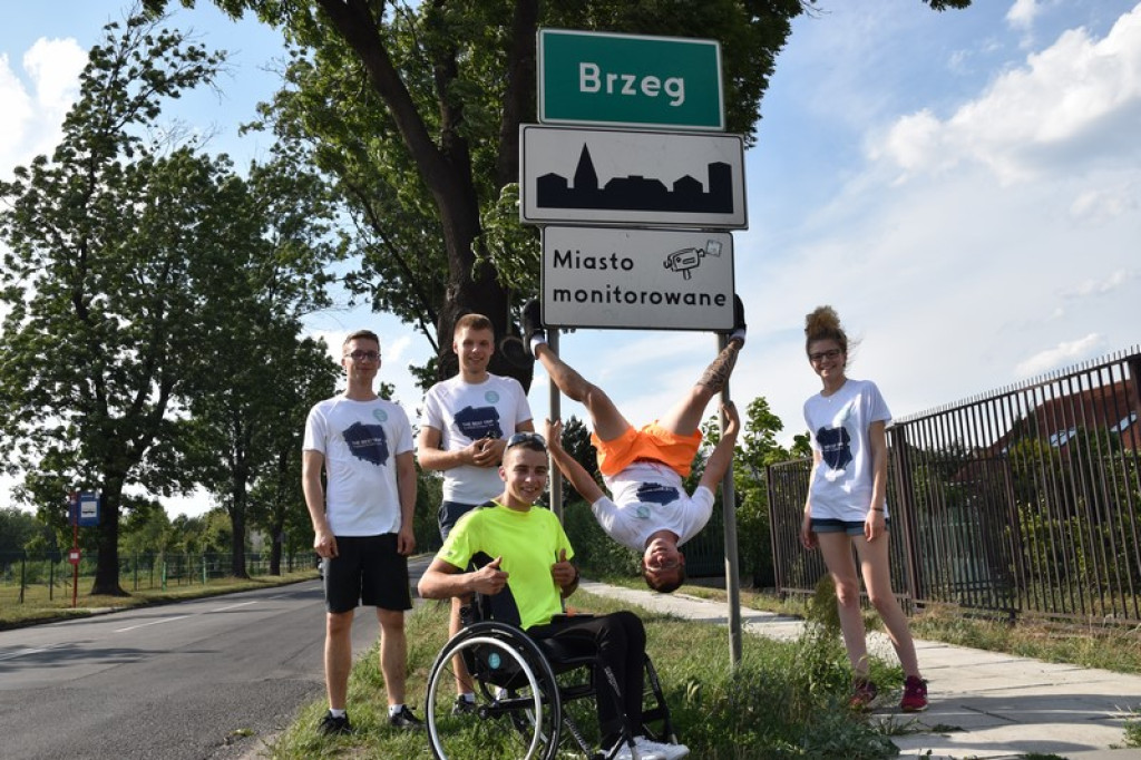 Dookoła Polski na wózku inwalidzkim. Adrian Beściak dotarł do Brzegu
