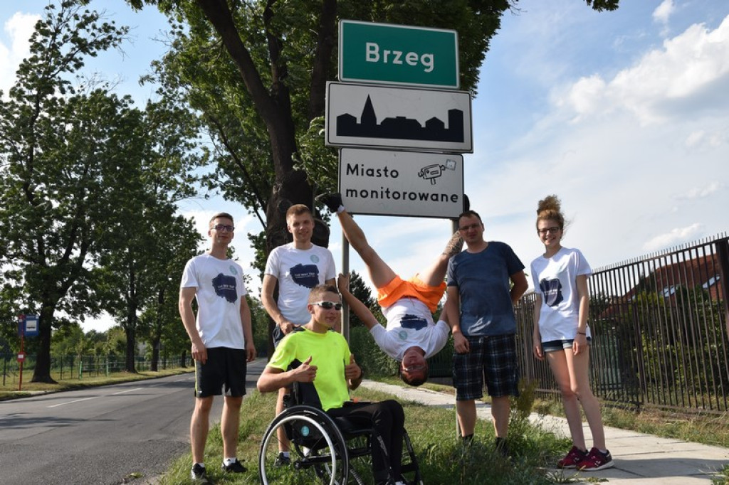 Dookoła Polski na wózku inwalidzkim. Adrian Beściak dotarł do Brzegu