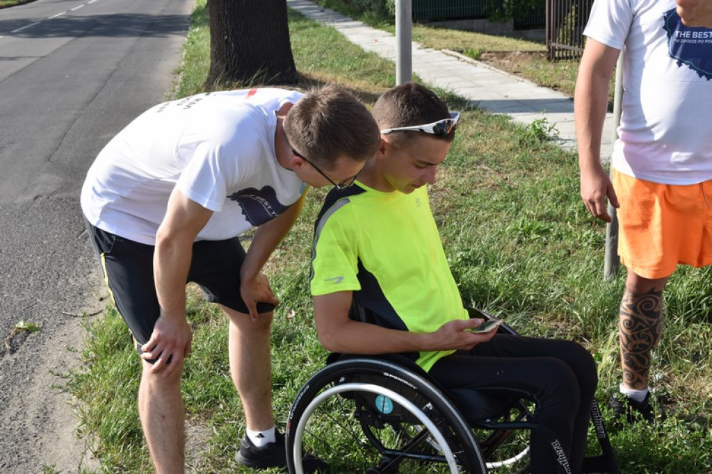 Dookoła Polski na wózku inwalidzkim. Adrian Beściak dotarł do Brzegu
