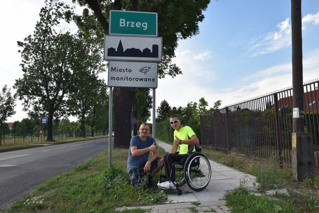 Dookoła Polski na wózku inwalidzkim. Adrian Beściak dotarł do Brzegu