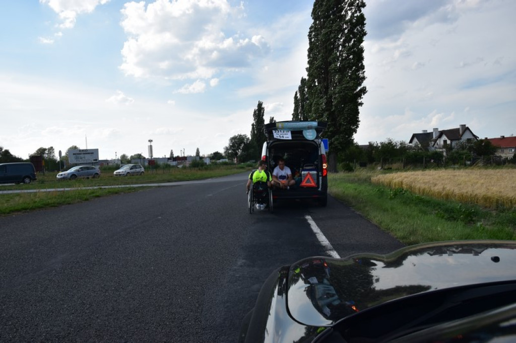 Dookoła Polski na wózku inwalidzkim. Adrian Beściak dotarł do Brzegu