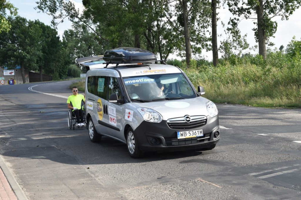 Dookoła Polski na wózku inwalidzkim. Adrian Beściak dotarł do Brzegu