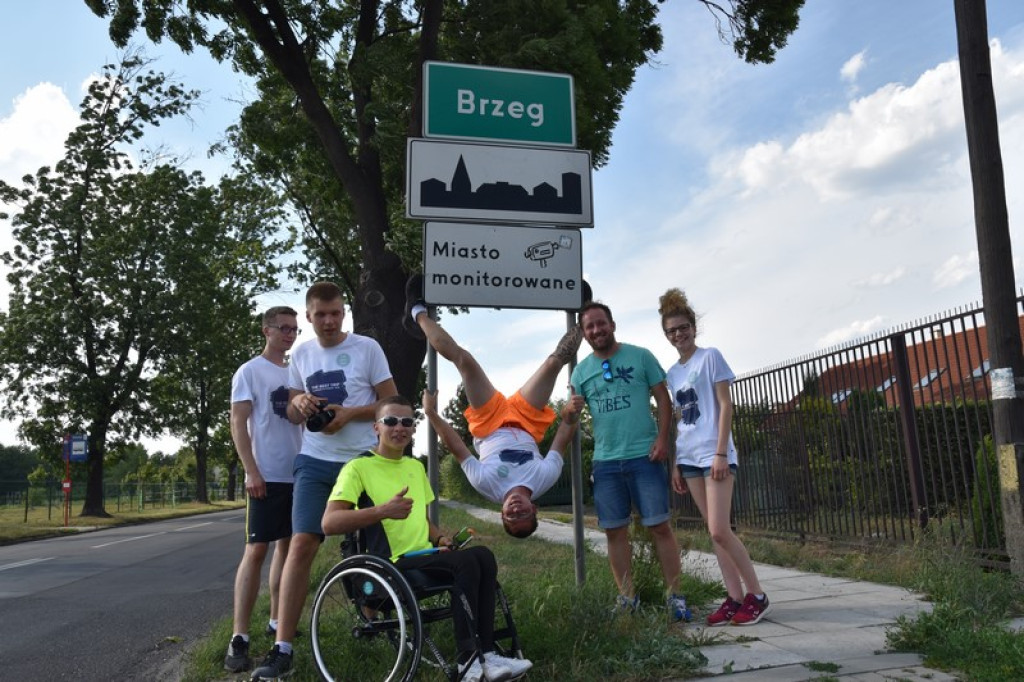 Dookoła Polski na wózku inwalidzkim. Adrian Beściak dotarł do Brzegu