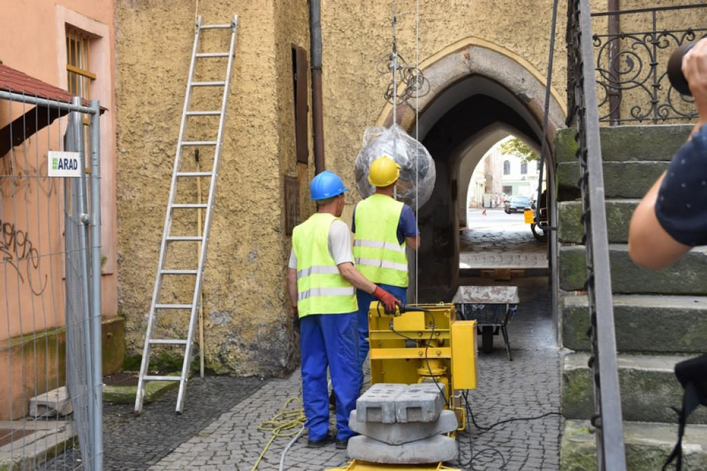 Zobacz co kryła w sobie kula wieży ratuszowej w Brzegu - Pierwsze zdjęcia