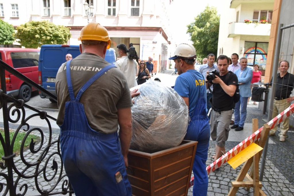 Zobacz co kryła w sobie kula wieży ratuszowej w Brzegu - Pierwsze zdjęcia