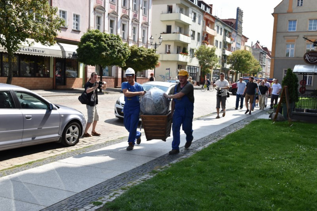 Zobacz co kryła w sobie kula wieży ratuszowej w Brzegu - Pierwsze zdjęcia