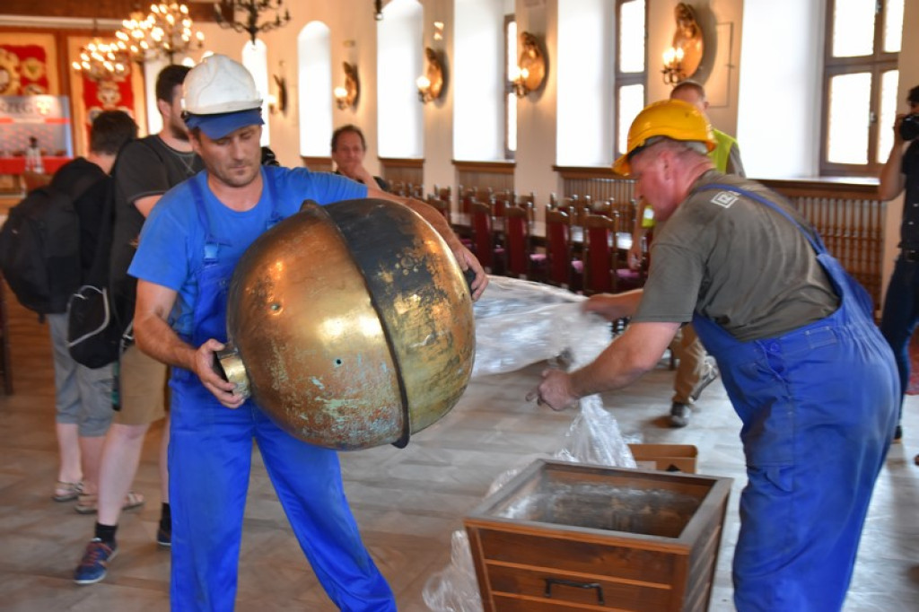 Zobacz co kryła w sobie kula wieży ratuszowej w Brzegu - Pierwsze zdjęcia