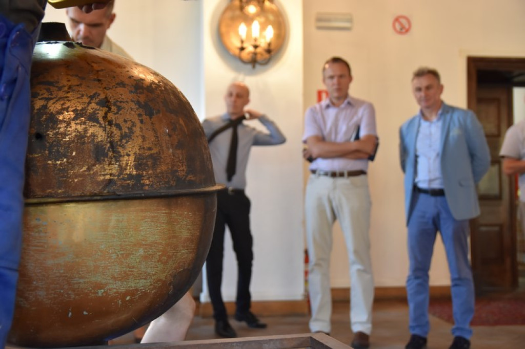 Zobacz co kryła w sobie kula wieży ratuszowej w Brzegu - Pierwsze zdjęcia