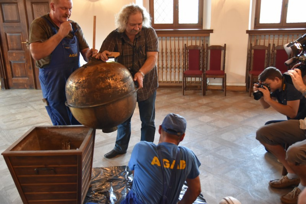 Zobacz co kryła w sobie kula wieży ratuszowej w Brzegu - Pierwsze zdjęcia