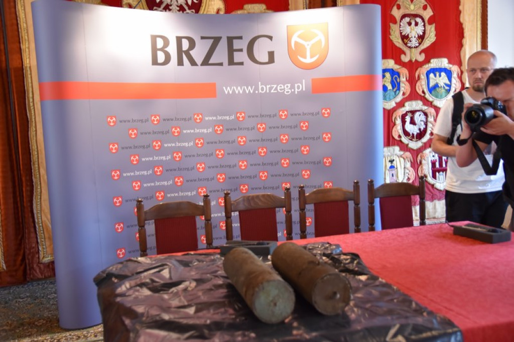 Zobacz co kryła w sobie kula wieży ratuszowej w Brzegu - Pierwsze zdjęcia