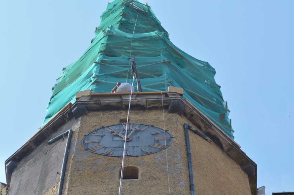 Zobacz co kryła w sobie kula wieży ratuszowej w Brzegu - Pierwsze zdjęcia