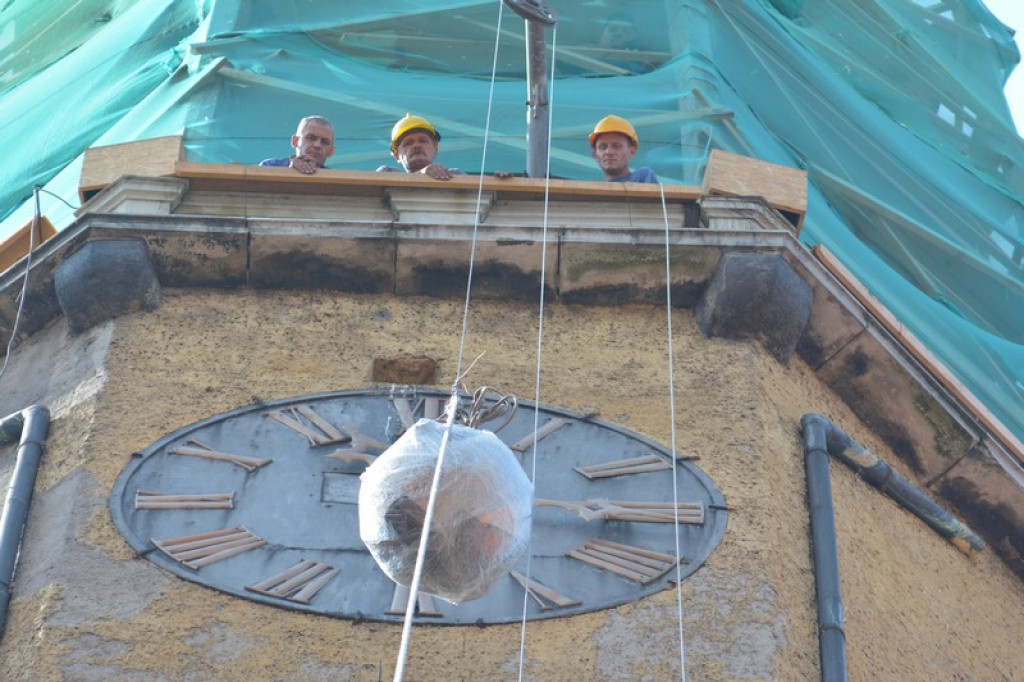 Zobacz co kryła w sobie kula wieży ratuszowej w Brzegu - Pierwsze zdjęcia