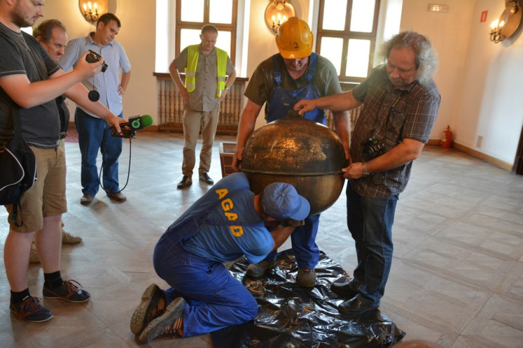 Zobacz co kryła w sobie kula wieży ratuszowej w Brzegu - Pierwsze zdjęcia