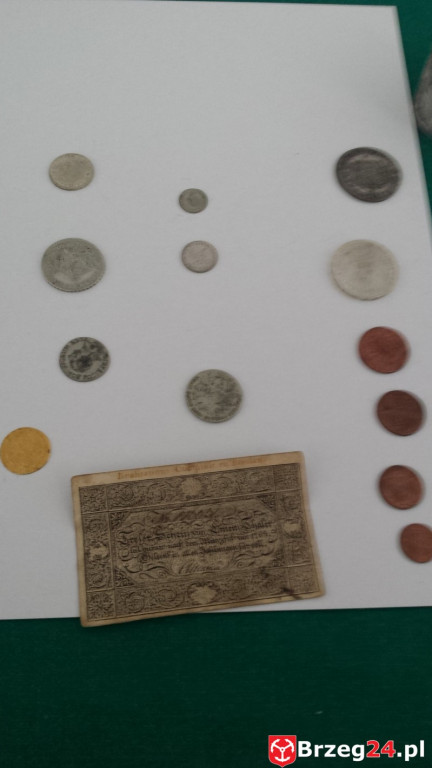 Zobacz co zawierała kapsuła czasu z wieży brzeskiego ratusza! Mamy pierwsze zdjęcia!