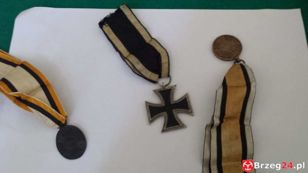 Zobacz co zawierała kapsuła czasu z wieży brzeskiego ratusza! Mamy pierwsze zdjęcia!