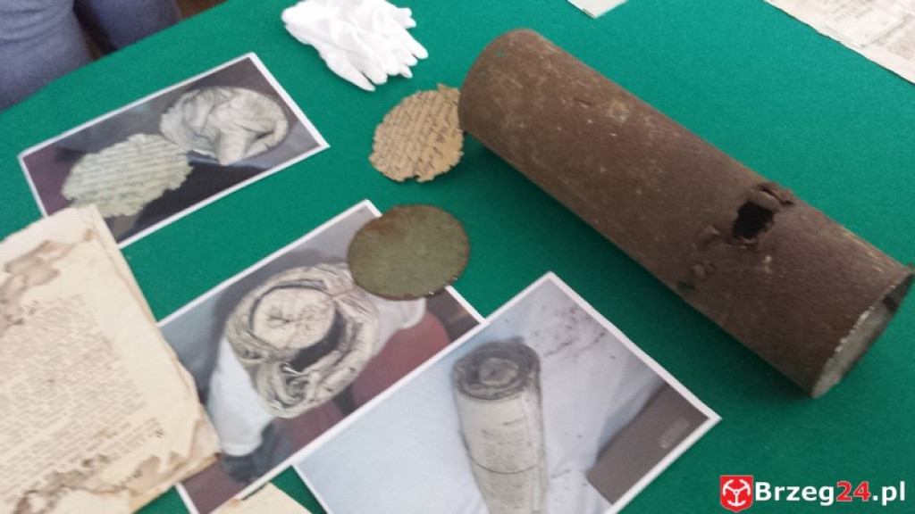 Zobacz co zawierała kapsuła czasu z wieży brzeskiego ratusza! Mamy pierwsze zdjęcia!