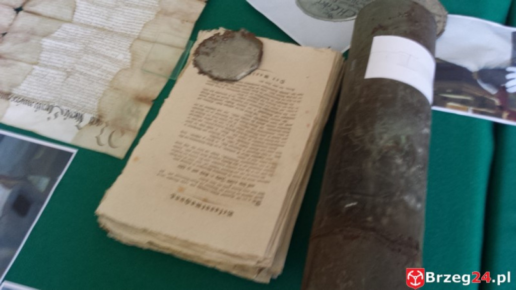 Zobacz co zawierała kapsuła czasu z wieży brzeskiego ratusza! Mamy pierwsze zdjęcia!