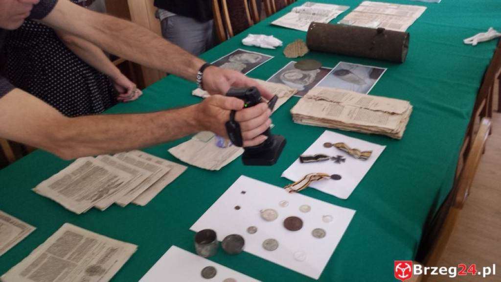 Zobacz co zawierała kapsuła czasu z wieży brzeskiego ratusza! Mamy pierwsze zdjęcia!