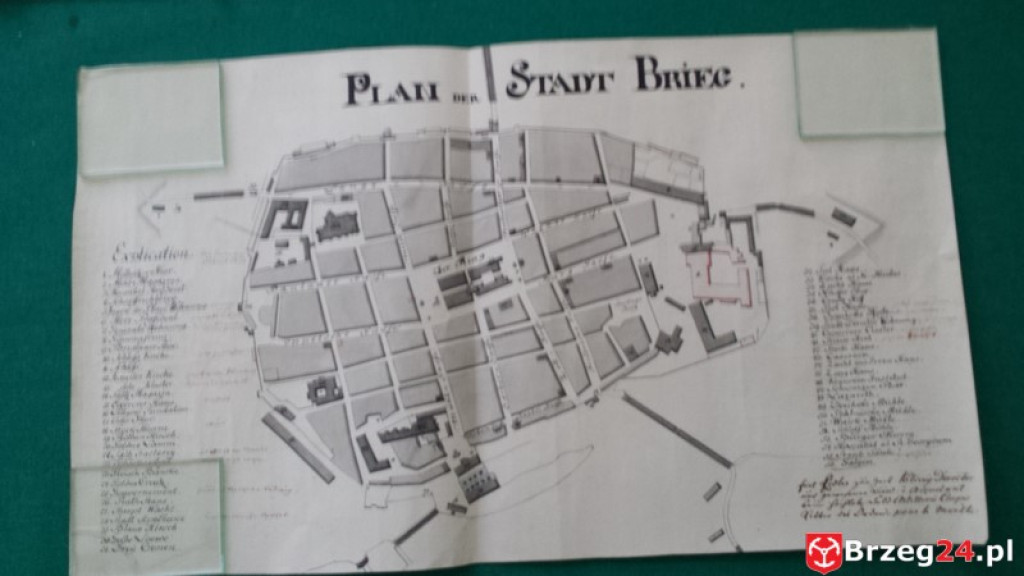 Zobacz co zawierała kapsuła czasu z wieży brzeskiego ratusza! Mamy pierwsze zdjęcia!