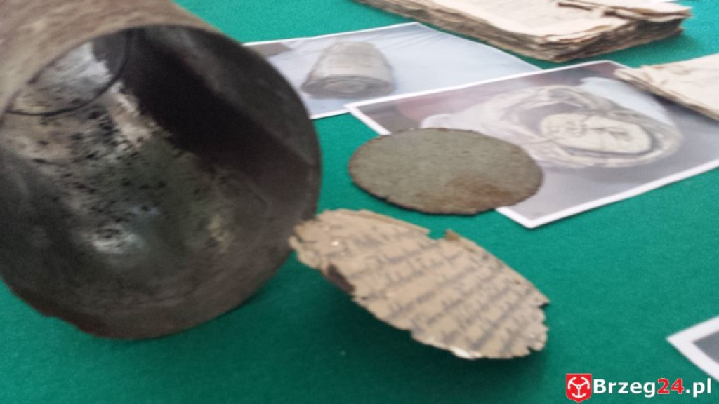 Zobacz co zawierała kapsuła czasu z wieży brzeskiego ratusza! Mamy pierwsze zdjęcia!