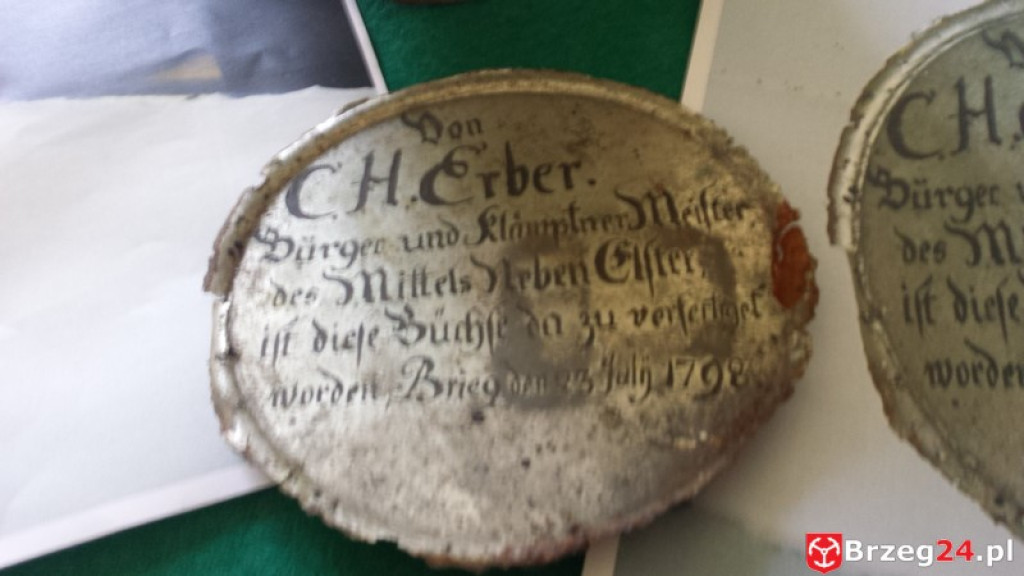 Zobacz co zawierała kapsuła czasu z wieży brzeskiego ratusza! Mamy pierwsze zdjęcia!