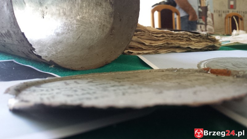 Zobacz co zawierała kapsuła czasu z wieży brzeskiego ratusza! Mamy pierwsze zdjęcia!