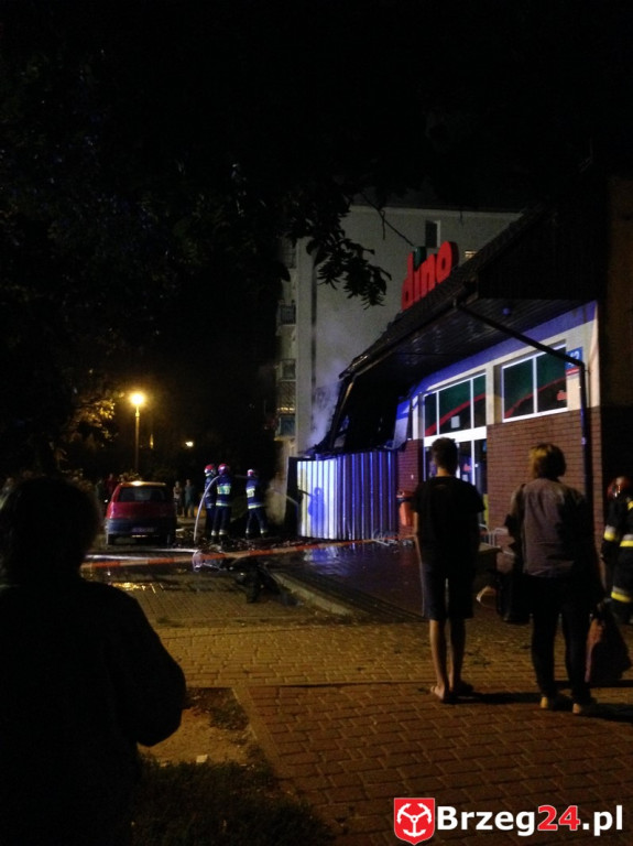 Pożar sklepu Dino przy ulicy Bohaterów Westerplatte w Brzegu